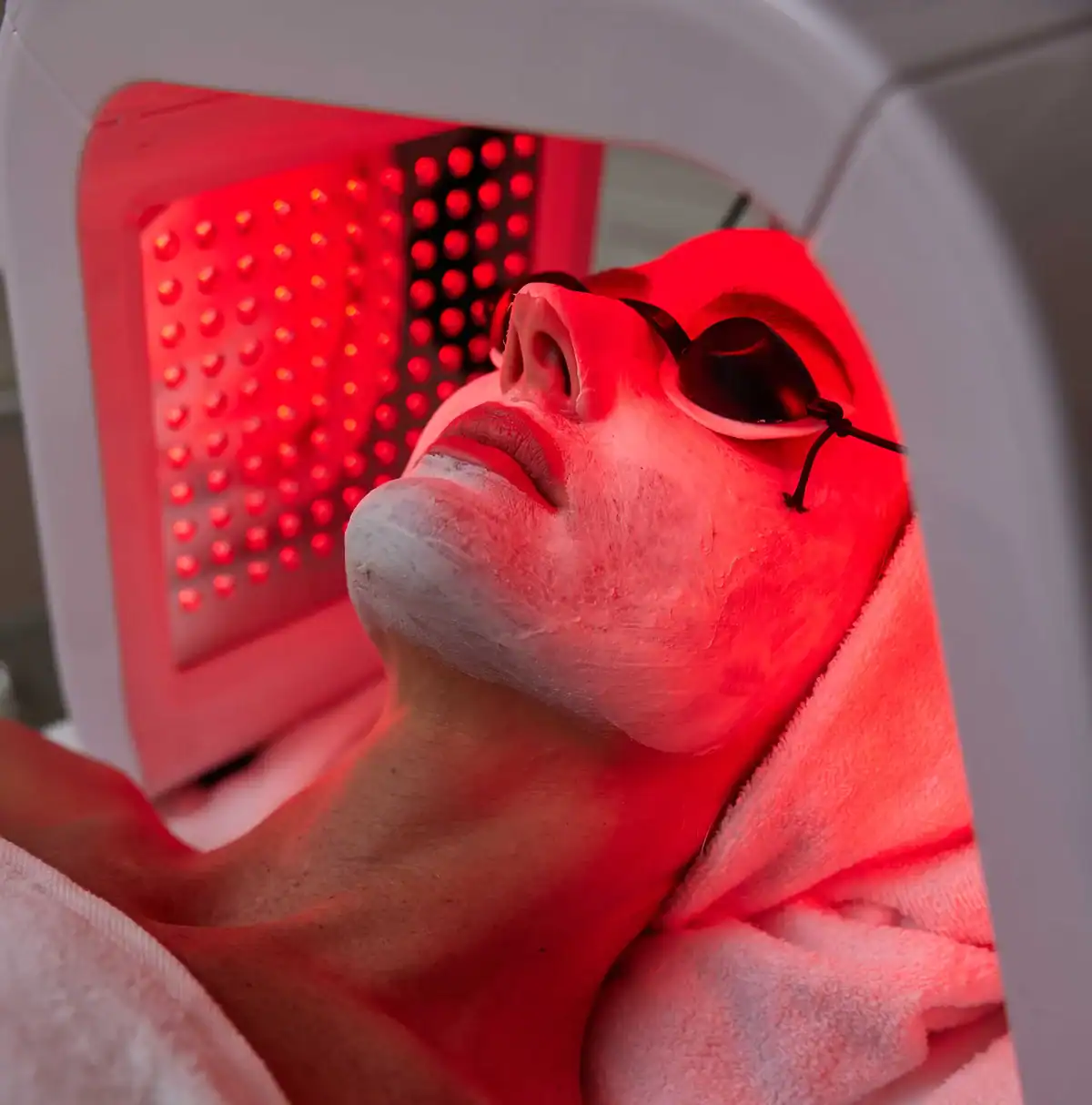 Gezichtsbeh met LED therapie
