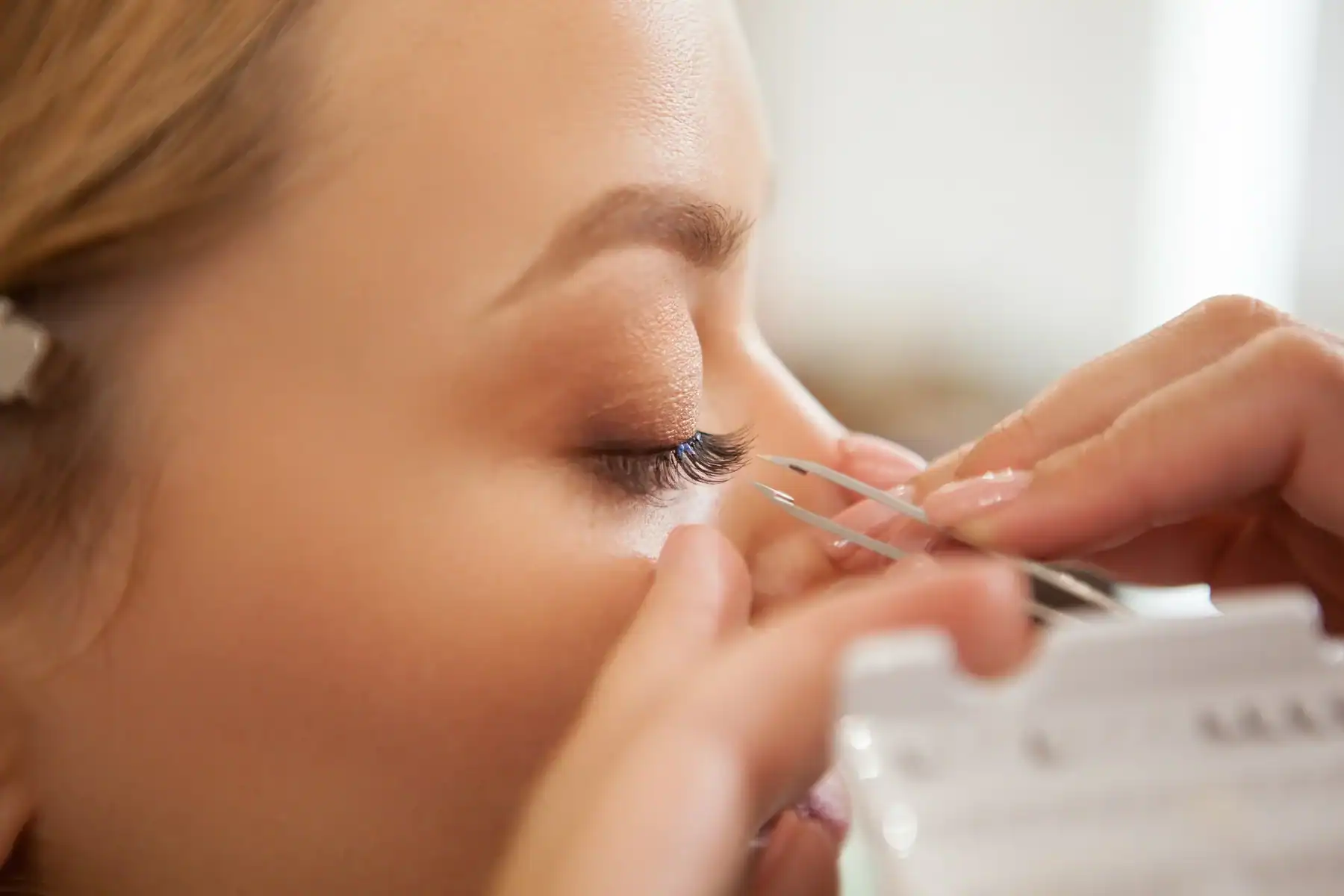 Wimper extenstions plaatsen - Beautyhouse Rotterdam